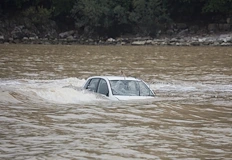 Порои наводниха Пелопонес нова блокада на Йонийската магистрала Мъж на