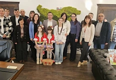 Малки лазарки отправиха благопожелания за здраве и берекет в сградата