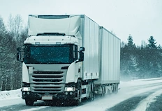 Задръствания блокираха снегорините край Две могилиТежкотоварните автомобили над 10 тона