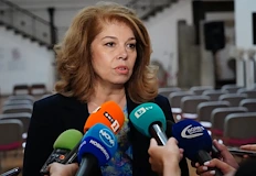 Официалният подпис идва ден след скандалното отстраняване на полицаяПрезидентът Илияна