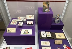 Изложбата акцентира върху романтичния жест на първомартенските картичкиОбновена витрина с