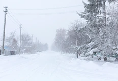 Зимата удря със снежни бури на запад и наводнения на