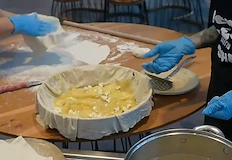 Местни майстори демонстрират тънкостите в приготвянето на традиционното ястиеС кулинарни