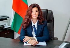Здравното министерство обезглави контролния орган след серия от политически атакиИзпълнителният