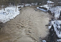 Нивата на водата достигнаха критични стойности след изпускане на язовири