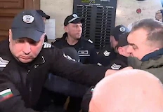 Недоволни граждани опитаха да издърпат полицаи от кордона пред прокуратуратаНапрежението