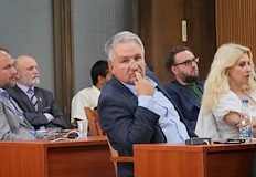 Аргументът паркингът бил хубав и можело да го използваме за