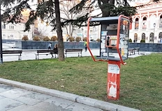 Бившите монополисти захвърлиха неработещите апарати на ключови локацииУличните телефони с