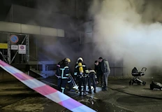 Евакуираха 40 души от жилищна сграда заради гъст дим от