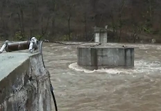 Река Арда заля моста по който преминава единственият път към