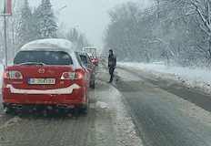 Паднали дървета и заледени улици изпитват търпението на шофьорите докато