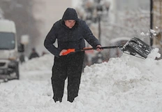 Стотици километри пътища остават в капана на дългосрочни ограниченияСняг заваля