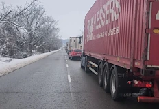 Трафикът се регулира от пътна полицияВременно движението по път I 5