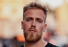 Песента Ще се върнеш е част от дебютния албум на