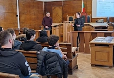 Институциите очакват финансова отговорност от тийнейджъритеГимназисти от Средно училище Йордан