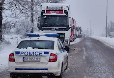 Тежкотоварният трафик е спрян по искане на Областно пътно управление