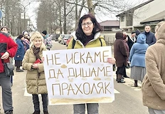 Протестът избухна след три години живот в кал и прах