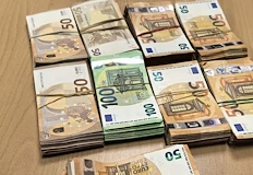 Четирима нарушители укрили валутата в якета и под легла на