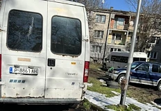 Граждани настояват за преместване на старото превозно средство от междублоковото