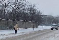 Тротоарите остават непроходими докато центърът на Русе е старателно почистенПред