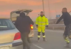 Водач на лека кола нападна строители след пътен спорПътна агресия