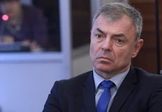 Образователният министър се оправда с останалите 140 ученици след трагедията