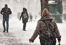 Автобусите към планината възобновиха движение едва на обед Снежната покривка