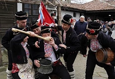 Освен че се зарязват лозята днес също така се заплашват