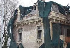 Общината твърди че притежава имота макар да гласува милиони за