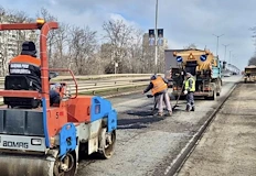 Авариен ремонт затруднява движението по натоварената пътна артерияПътни екипи извършват