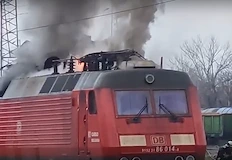 Два екипа на пожарната се борят с огъня няма пострадалиЛокомотив