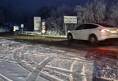 Леките автомобили преминават през Шипка тежкотоварните изчакват на мястоДвижението през