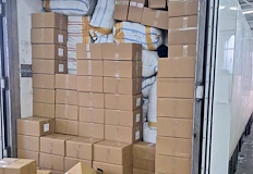 Тапа от легални кашони не успя да скрие 20 тона