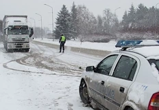 Дъждът преминава в сняг възможни са блокади на пътищатаШофьорите трябва