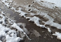 Пешеходците газят в 20 сантиметра вода край училище Алеко Константинов