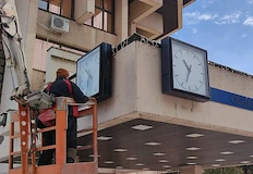 Двата механизма над централния вход вече показват точно време в