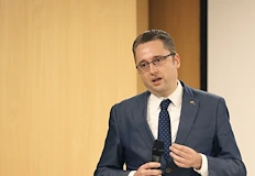 Музикантът заема поста за трети път на фона на липсващ