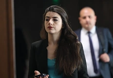 Лена Бориславова пита къде е министър Митов докато обществото ври