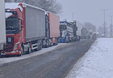 Зимни условия и безкрайни ремонти парализират пътищата в странатаОпасни заледявания