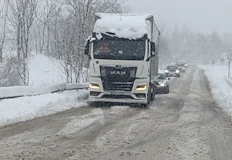 Едновременното освобождаване на трафика създава риск от нови катастрофиТежкотоварните автомобили