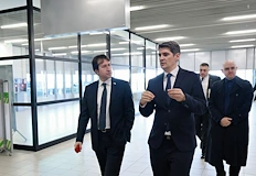 Транспортният министър отчете нормален въздушен трафик докато избягва въпроси в