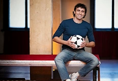 28 годишният актьор Кристо Стоичков носи легендарната фамилия и е