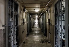 Острата липса на места принуждава властите да търсят платформи и