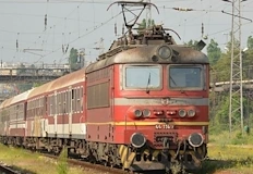 Отмениха два пътнически влака осигуриха автобуси за хоратаОгромно количество скална