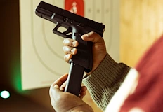 Управител на стрелбище атакува формалните медицински прегледиСистемният провал при контрола