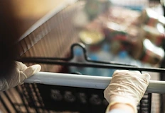 Охранител забелязал на камерите как клиент премахва баркодове от стоки