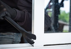 Апашите са откраднали телевизори и аудио техника докато 21 годишният