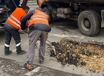 Работници кърпят дупки със студена смес по русенските улици