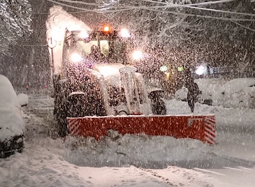 Буря в Русе: Вятър със 100 км/ч и сняг блокират региона