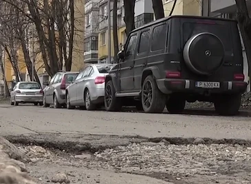 Солта и влагата отвориха ями по русенските улици след снега